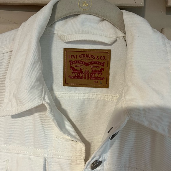 Levi’s Jean Jacket 🤍 - Picture 2 of 2